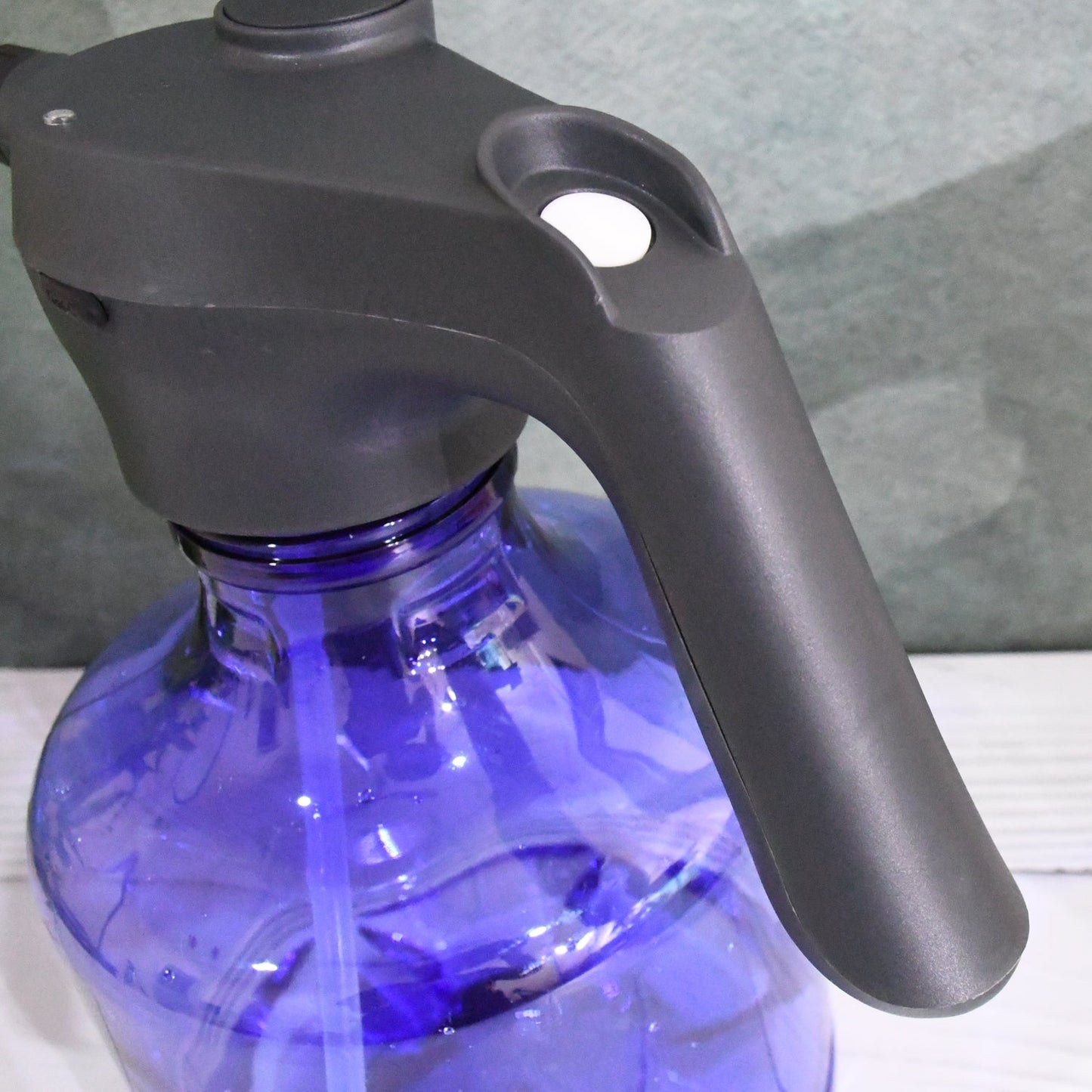 The adjustable nozzle of the automatic electric sprayer demonstrating a fine, even mist pattern.