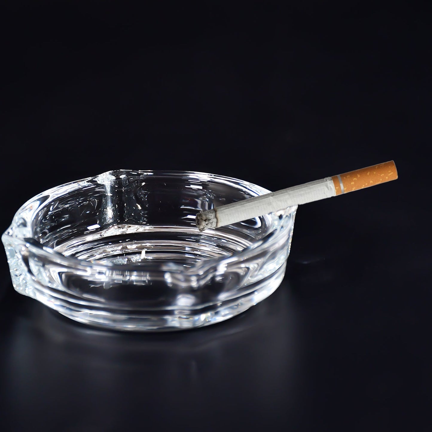 Premium crystal quality ashtray, suitable for both indoor and outdoor settings.