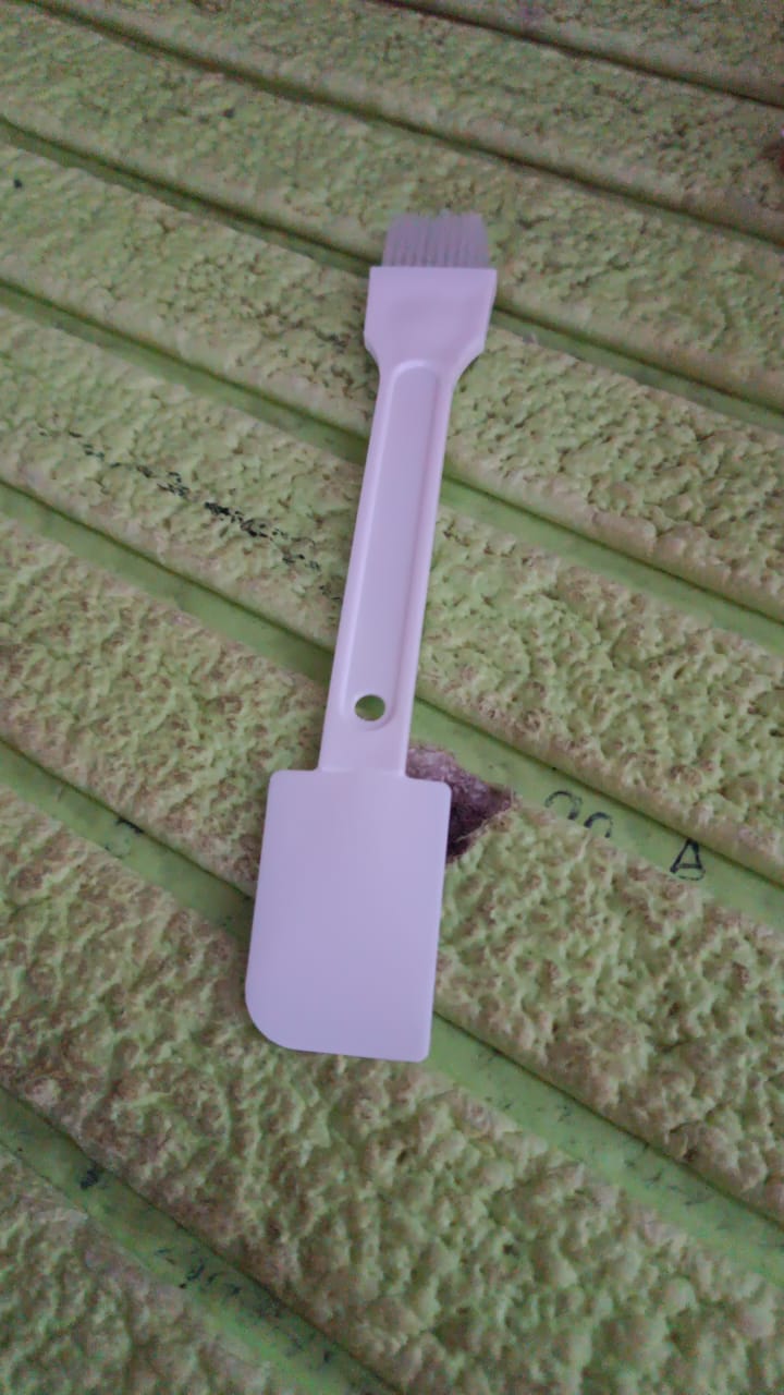 Durable nylon bristle cleaning brush for everyday use.
