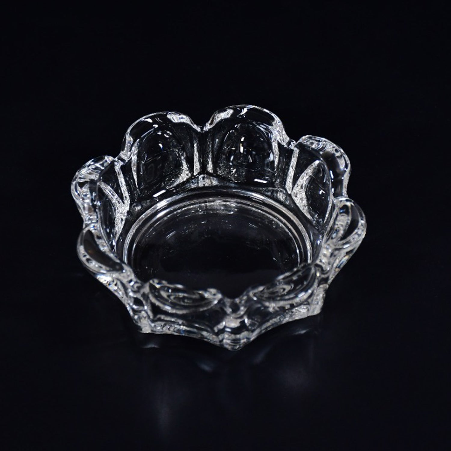 Close-up of the round glass ashtray, highlighting its lead-free crystal clarity.
